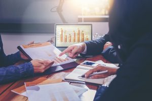 Grupo de personas en una entrevista de trabajo o reunión